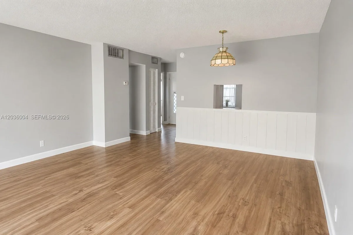 1000 NE 14th Ave #404, Hallandale Beach: photo 1 of 1