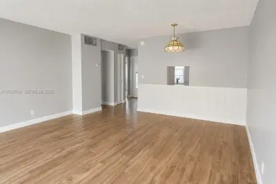 1000 NE 14th Ave #404, Hallandale Beach: photo 1 of 1