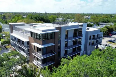 2479 NE 192nd St #207, Miami: photo 1 of 21