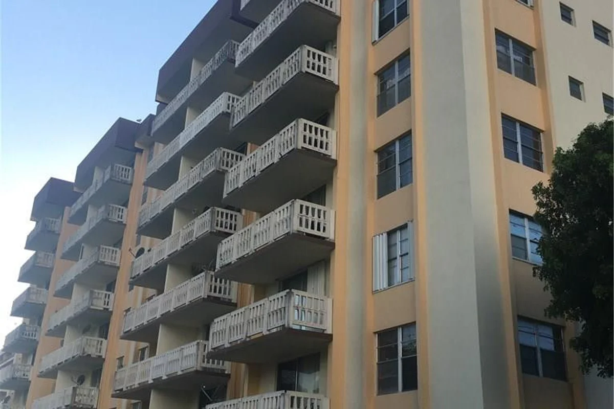 15600 NW 7th Ave #421, Miami: photo 1 of 10