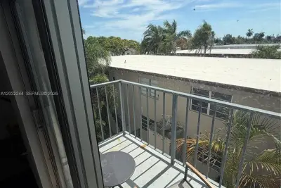 1960 Marseille Dr #304, Miami Beach: photo 1 of 4