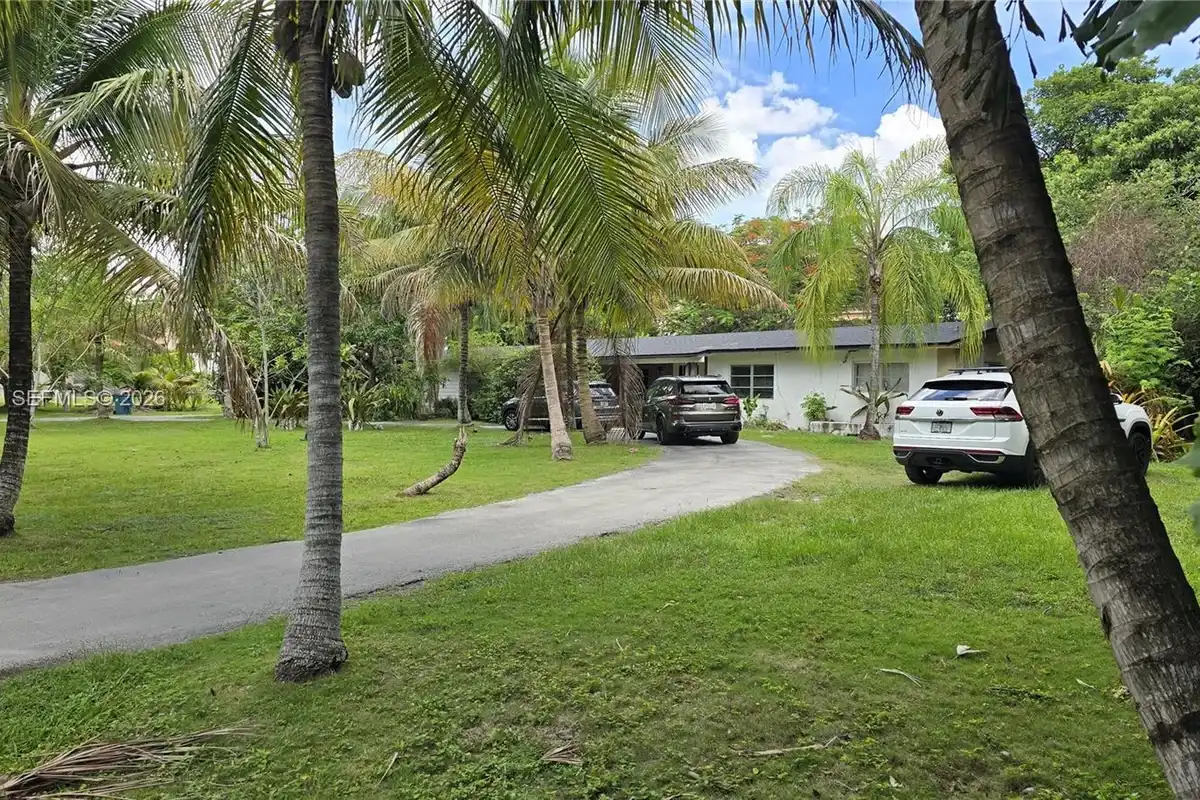 8603 SW 68th St Rd, Miami: photo 1 of 5
