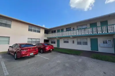 270 NE 40th St NE #26, Oakland Park: photo 1 of 14