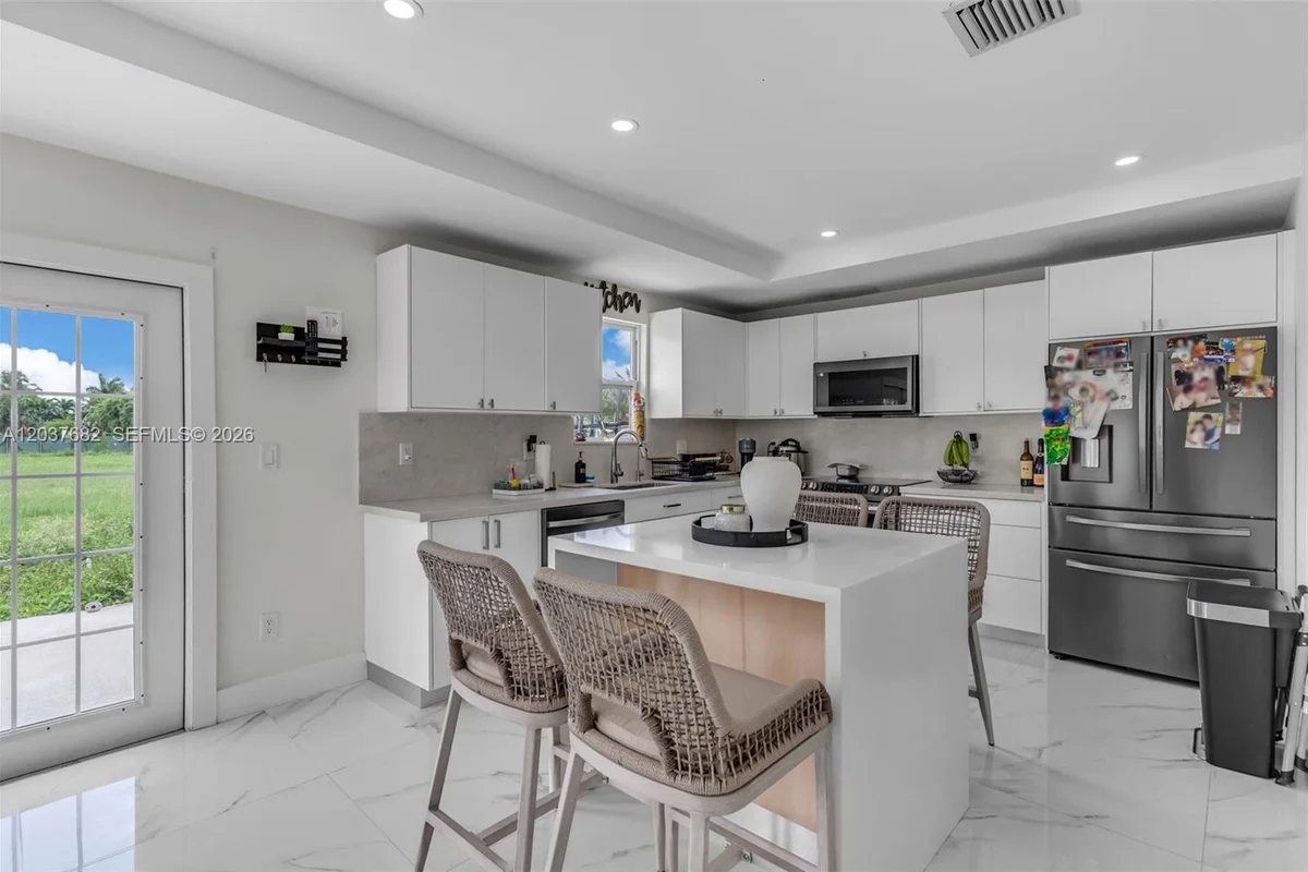 20304 SW 186th St, Miami: photo 1 of 32