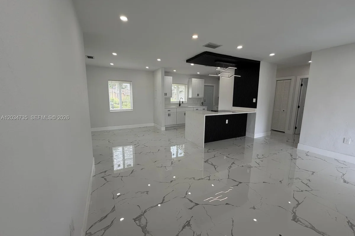 2800 NW 164th St, Miami Gardens: photo 1 of 32