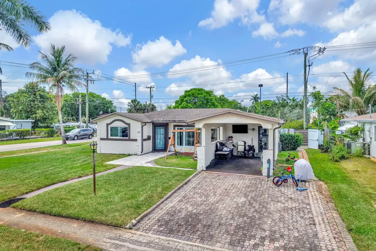 3300 NW 32nd St, Lauderdale Lakes: photo 1 of 61