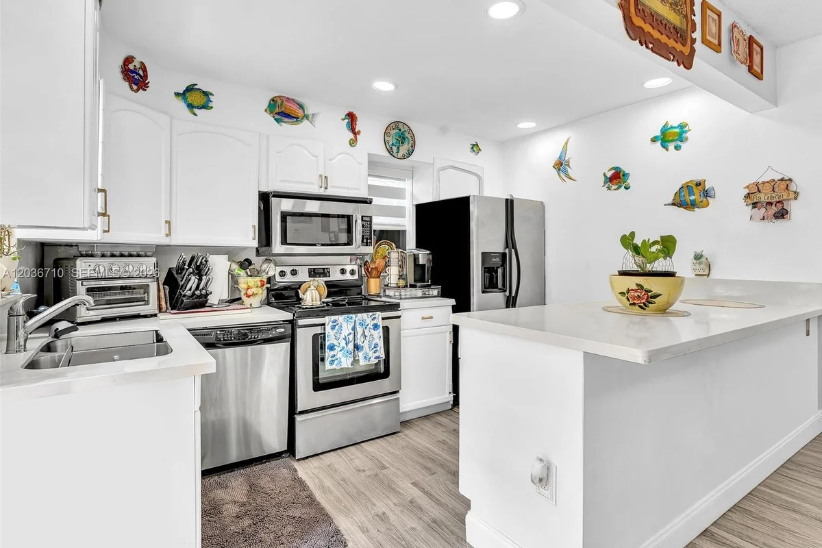 3483 SW 52nd Ave, Pembroke Park: photo 1 of 51