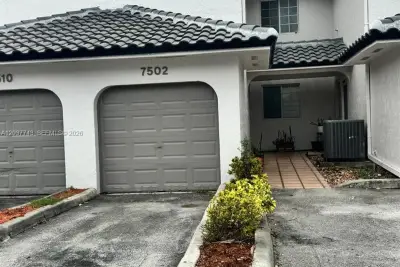 7502 NW 175th St, Hialeah: photo 1 of 16