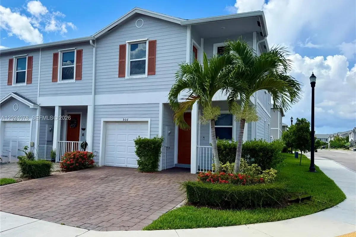 906 SE 17th St, Homestead: photo 1 of 11