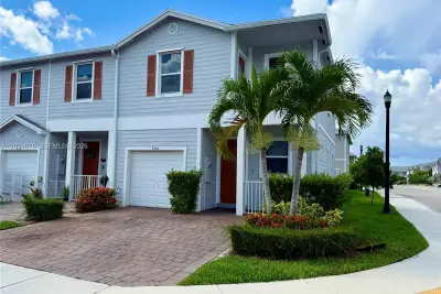 906 SE 17th St, Homestead: photo 1 of 11