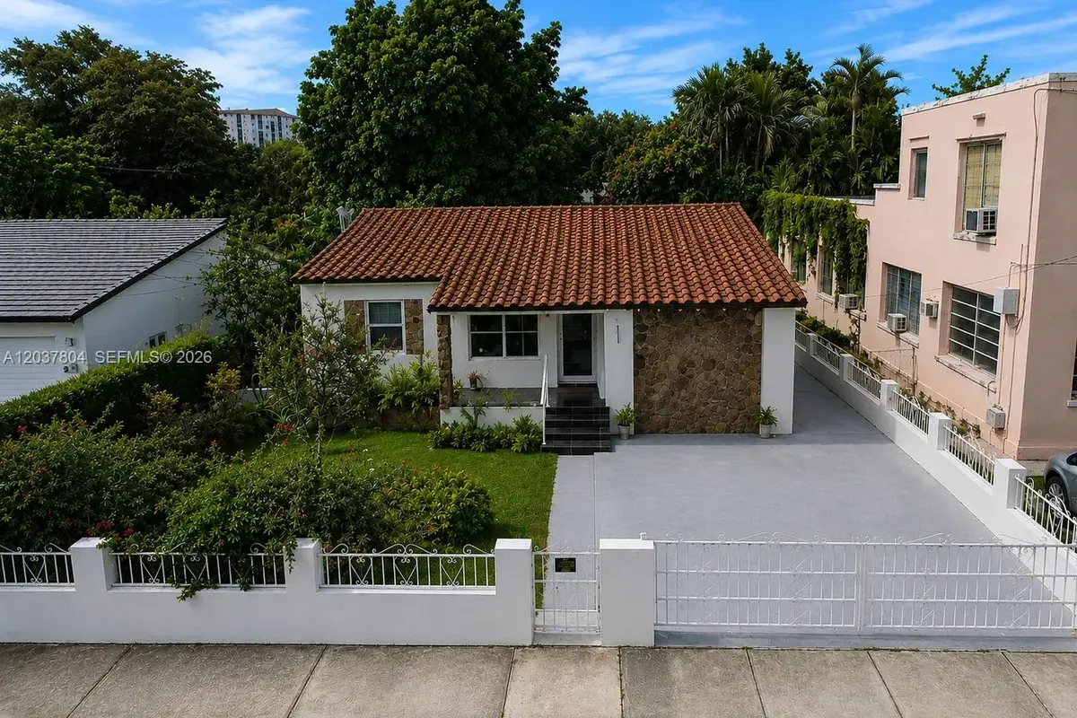 4240 SW 14th St, Miami: photo 1 of 16