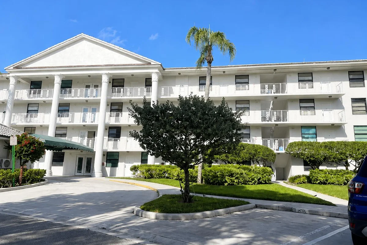 3516 Whitehall Dr #105, West Palm Beach: photo 1 of 9