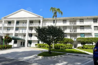 3516 Whitehall Dr #105, West Palm Beach: photo 1 of 9