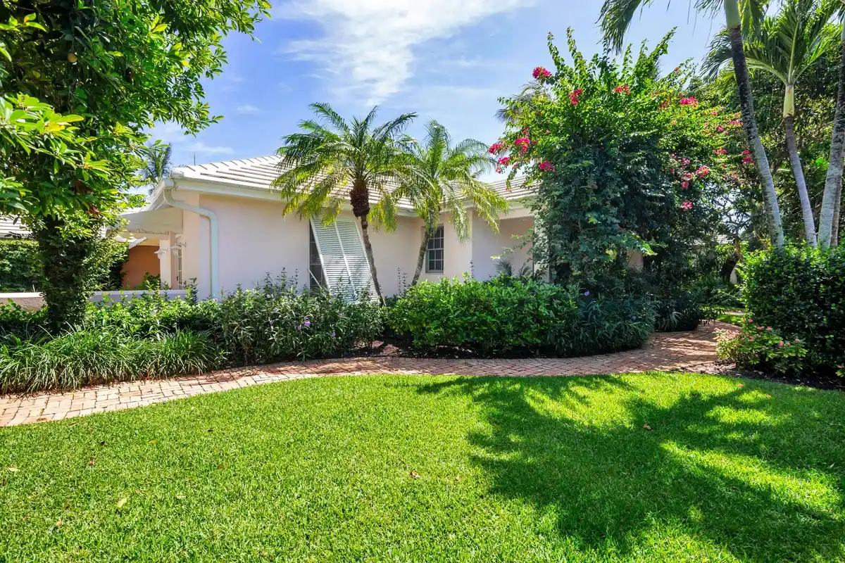 243 Garden Rd, Palm Beach: photo 1 of 31