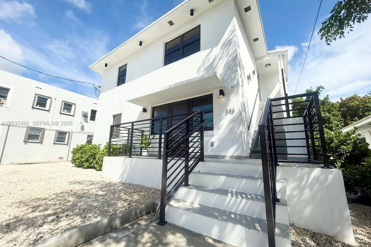 243 NW 32nd St, Miami: photo 1 of 20