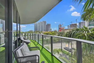 121 NE 34th St #L304, Miami: photo 1 of 36