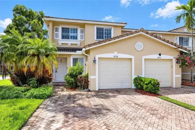 8968 Lancaster St, Tamarac: photo 1 of 26