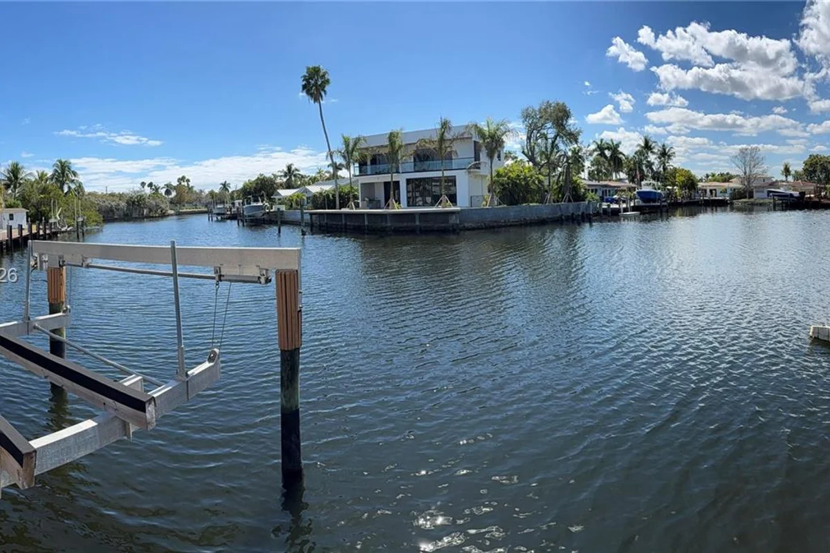 2100 NE 24th St, Wilton Manors: photo 1 of 49