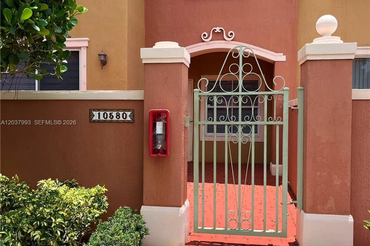 Condo in Pembroke Pines: photo 1 of 7