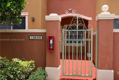 Condo in Pembroke Pines: photo 1 of 7