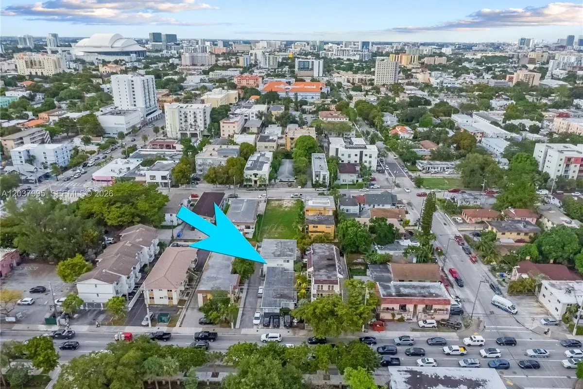 1131 SW 7th St, Miami: photo 1 of 37