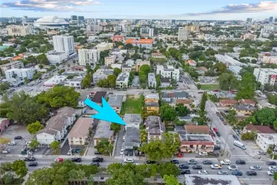 1131 SW 7th St, Miami: photo 1 of 37