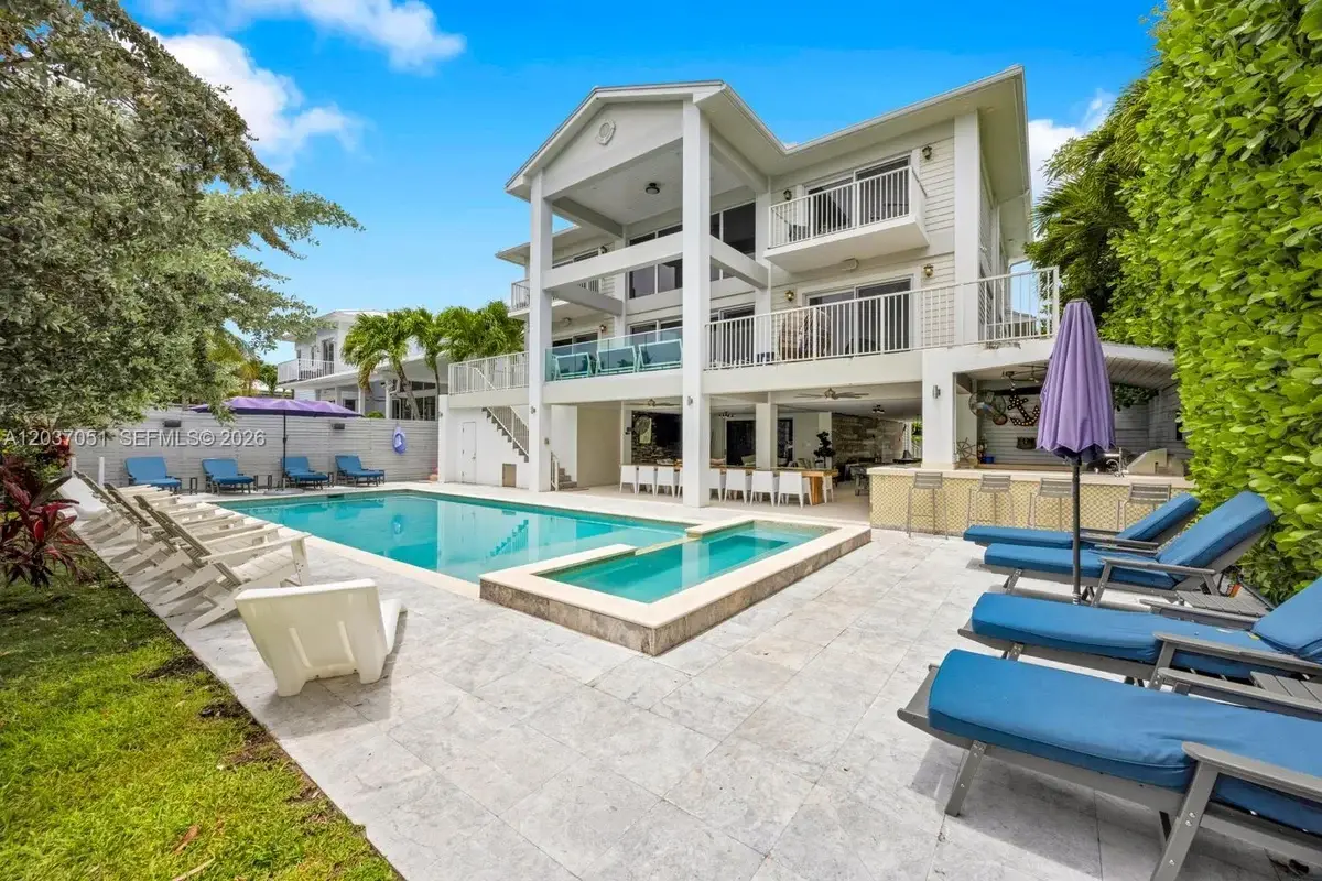 1076 NE Little River Dr, Miami: photo 1 of 38