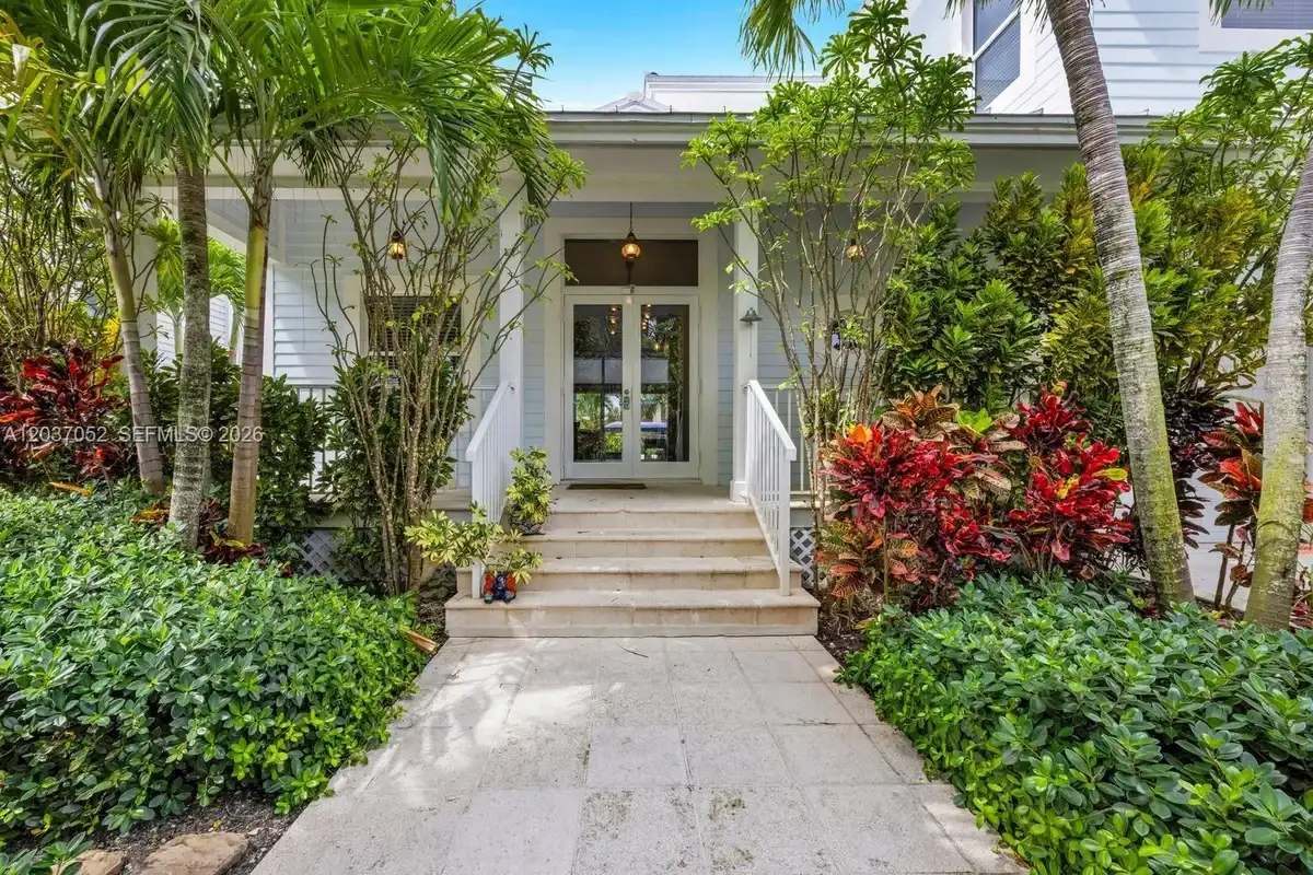1074 NE Little River Dr, Miami: photo 1 of 35