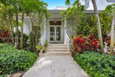 1074 NE Little River Dr, Miami: photo 1 of 35