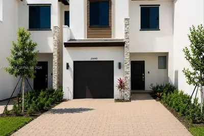 20440 NE 2nd Ct, Miami: photo 1 of 1