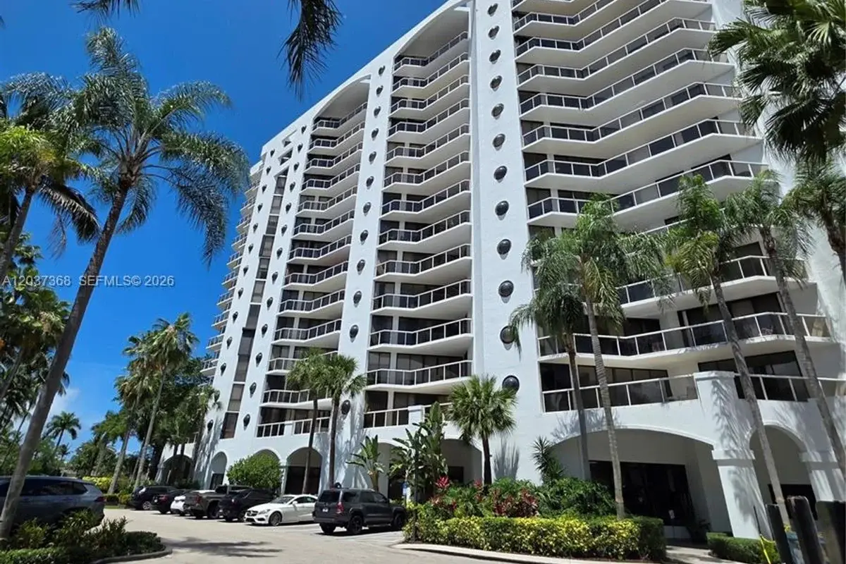 Condo in Aventura: photo 1 of 22