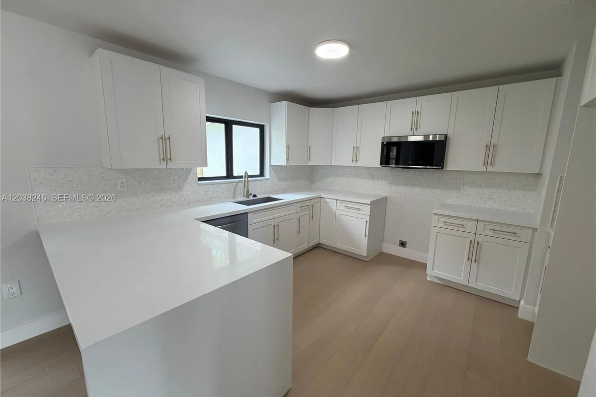 House in Miami: photo 1 of 31