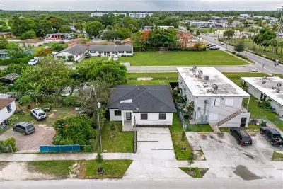 426 SW 9th Ave, Homestead: photo 1 of 37