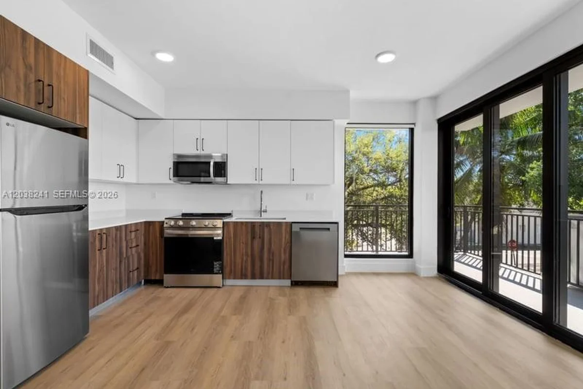 2479 NE 192nd St #308, Miami: photo 1 of 32