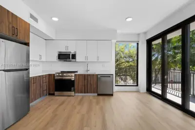 2479 NE 192nd St #308, Miami: photo 1 of 32