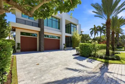 2863 NE 27th St, Fort Lauderdale: photo 1 of 101
