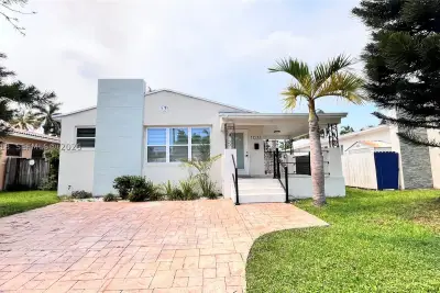 1031 Hollywood Blvd, Hollywood: photo 1 of 31