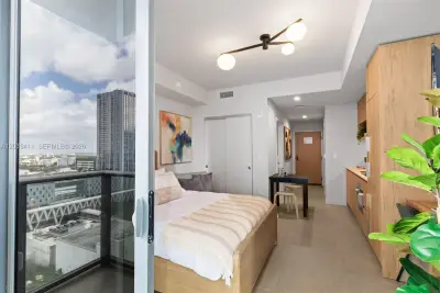 11 NE 6th St #2406, Miami: photo 1 of 31