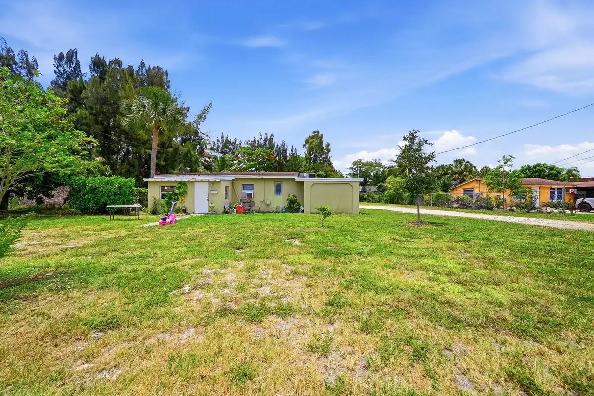 700 SW 8th St, Pompano Beach: photo 1 of 32