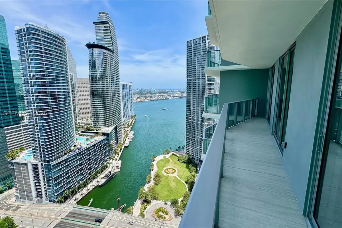 77 SE 5th St #4002, Miami: photo 1 of 24