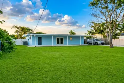 572 E 38th St, Hialeah: photo 1 of 24