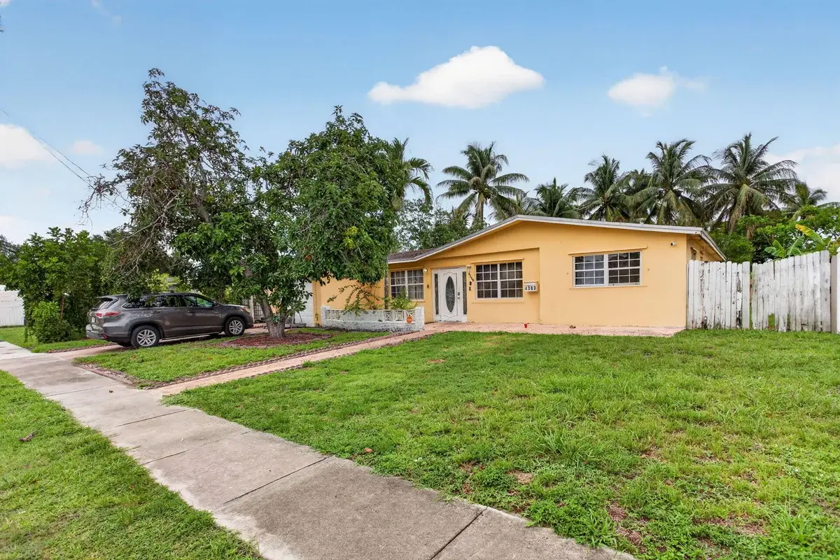 4390 NW 35th Ave, Lauderdale Lakes: photo 1 of 29