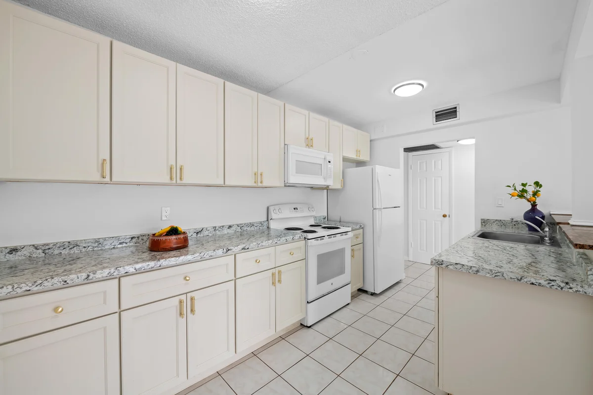 5190 E Sabal Palm Blvd #209, Tamarac: photo 1 of 32