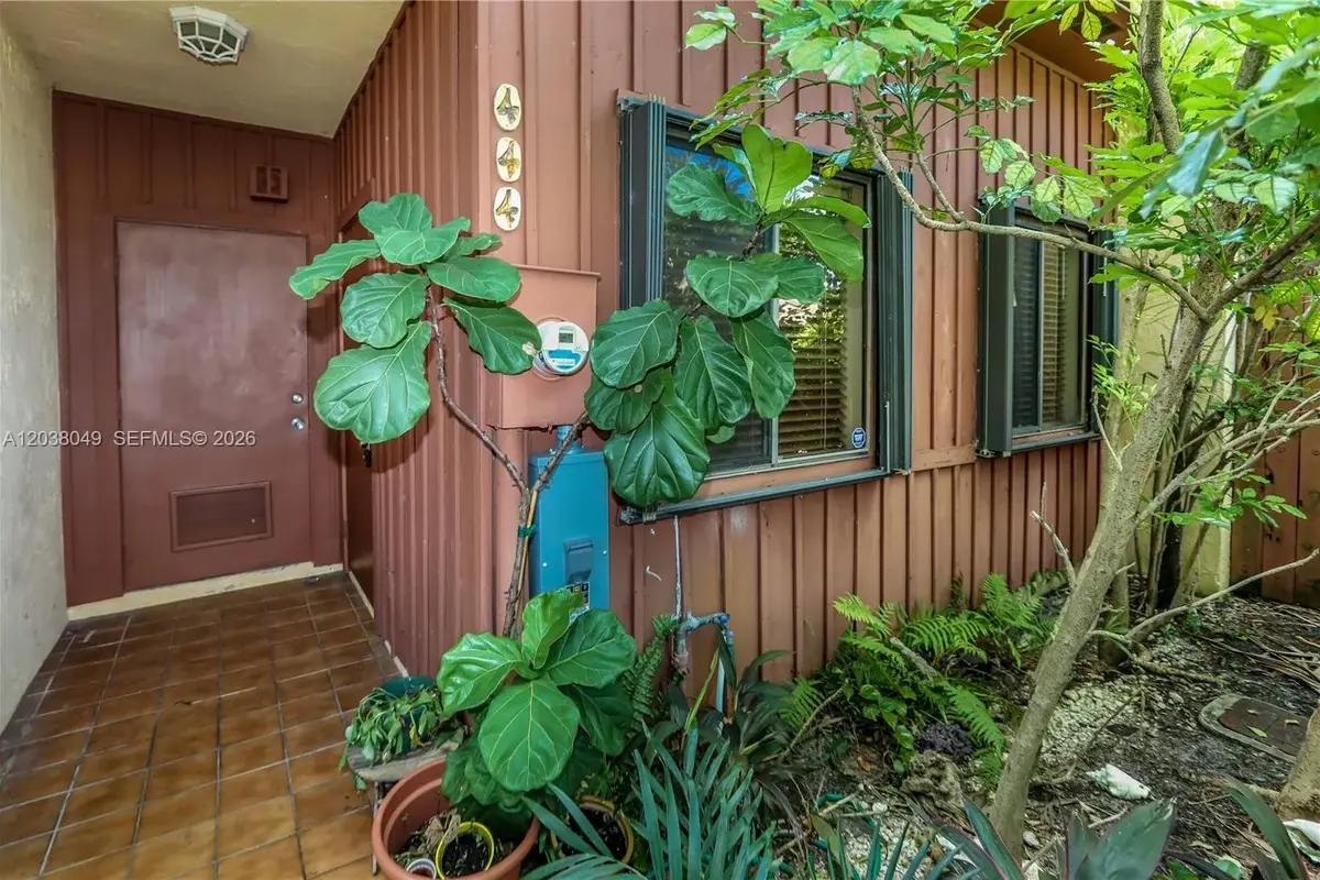 444 SE 14th St, Dania Beach: photo 1 of 37