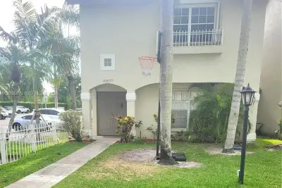 10877 NW 8th St, Pembroke Pines: photo 1 of 41