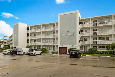 1023 Ellesmere B, Deerfield Beach: photo 1 of 23