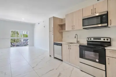 420 SW 7th Ave #304, Miami: photo 1 of 12