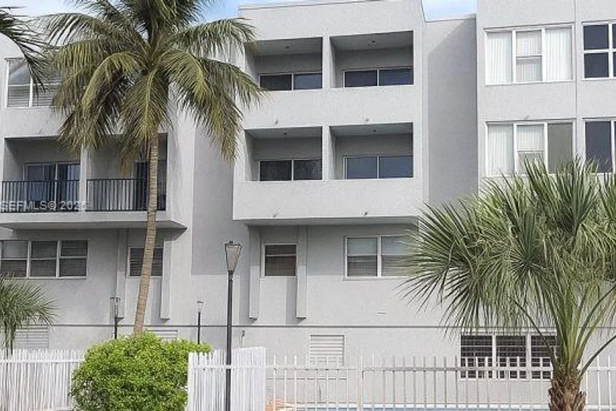 1555 W 44th Pl #203, Hialeah: photo 1 of 25