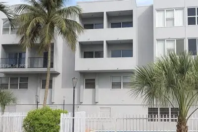 1555 W 44th Pl #203, Hialeah: photo 1 of 25