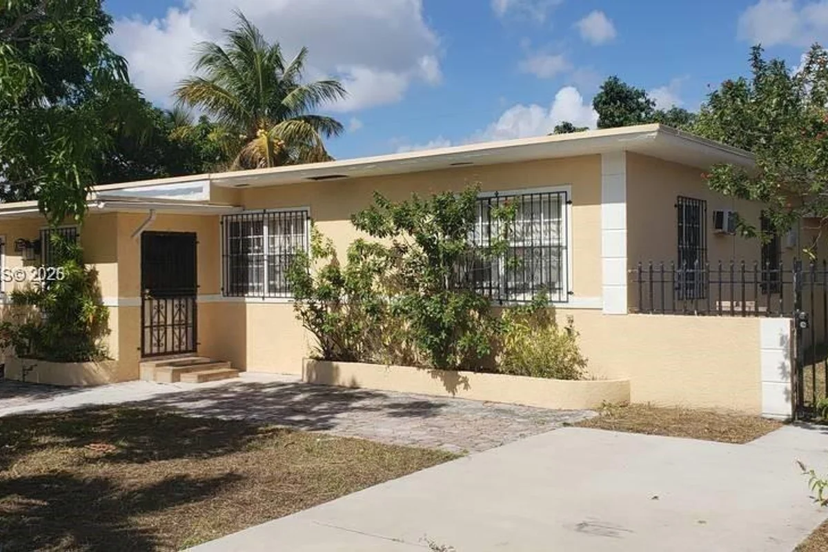 1079 NW 112th Ter, Miami: photo 1 of 24